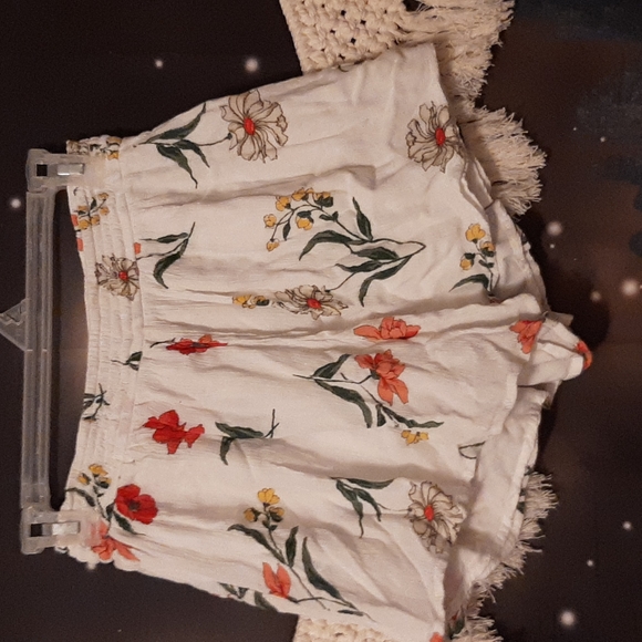EUC white floral print hollister shorts loose fit ruffle size medium 100%viscose - Picture 1 of 4